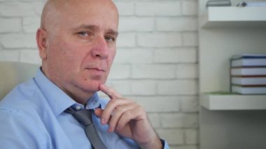 İşadamı sırdaşlık gülümseme ve ofis koltuğu ile döner