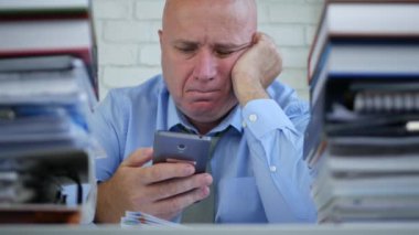 Cep telefonu mesajı ile hayal kırıklığına bir tutum isteyen işadamı üzgün