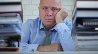 İşadamı görüntü arıyor sıkılmış ve arşiv Office odada hayal kırıklığına