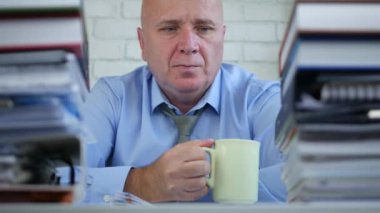 Düşünme ve Office odada kahve içme meşgul işadamı