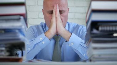 Ofis Oda Stay hayal kırıklığına işadamı ile bir dua hareketleri elinde