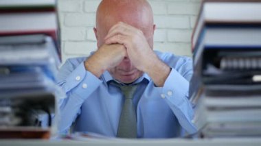 Üzgün ve yorgun bir işadamı konaklama oda ofis hayal kırıklığına