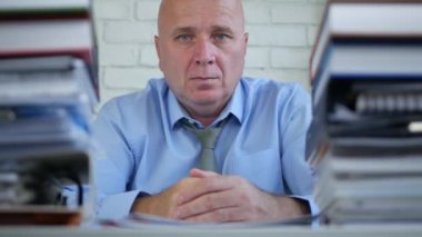 İşadamı Office odasında parmak izine yapmak ve başını salla