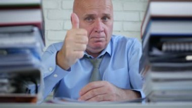 Muhasebe odasında ciddi iş adamı yapmak iyi iş işareti jest yaşasın