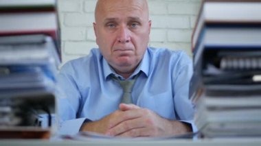 Oda yapmak iyi iş işareti Ok el hareketi muhasebe içinde ciddi iş adamı