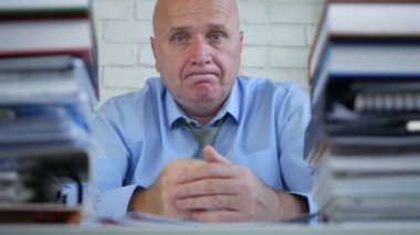 Ofiste hayran işadamı olumsuzlama el hareketleri yapmak