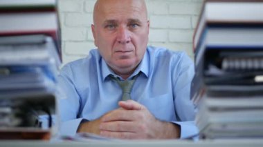 İşadamı görüntü Arşiv odasında kamera için ciddi arıyorsunuz