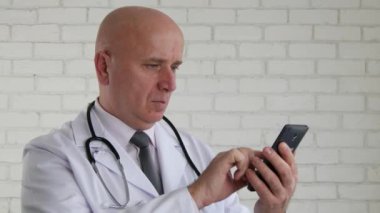 Ciddi Doktor cep telefonu Internet bağlantısı kullanarak metin