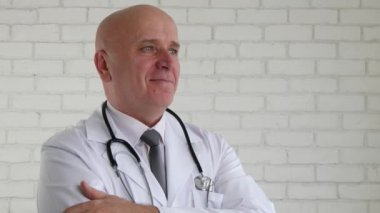 Tıp adamı sunu emin baş işareti ile onaylama gülümseyen