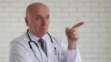 Doktor ciddi parmak ile işaret uyarı görüntü