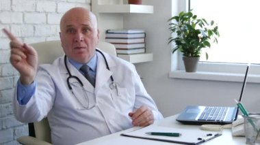 Kameraya bakarak doktor yok el hareketleri ciddi olun