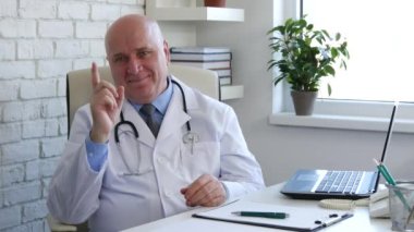 Mutlu ve memnun Doktor kamerası uyarısı parmak işaretiyle isteyen bir gülümseme