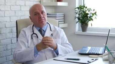 Ofis koltuğu oturan hayran doktor yok el hareketleri yapmak