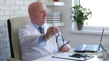 Doktor hastane kabine gülümseme ve bir hastayı muayene etmem hazırlamak