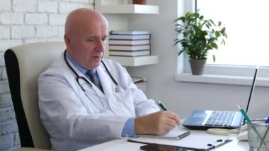 Doktor hasta ve yazma tıbbi reçete ile hastane kabine dilinde