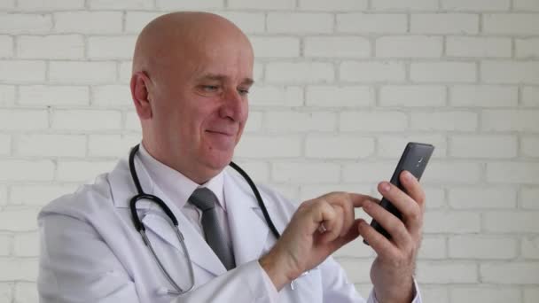 Happy Glimlach Van Dokter Tekst Met Behulp Van Mobiele Telefoon — Stockvideo