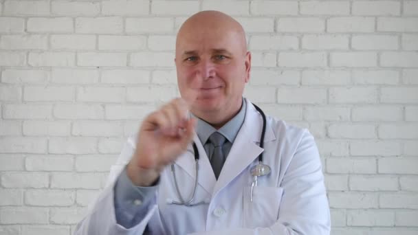 Γιατρός Χαμόγελο Ευχαριστημένος Και Κάνει Κανένα Δάχτυλο Σύμβολο Χέρι Χειρονομίες — Αρχείο Βίντεο