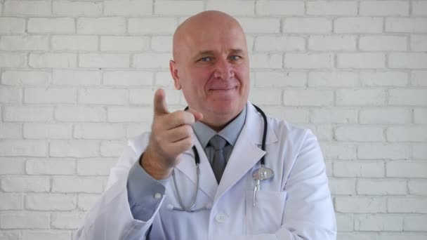 Självsäker Läkare Smile Och Varna Med Finger Tecken Gör Uppmärksamhet — Stockvideo