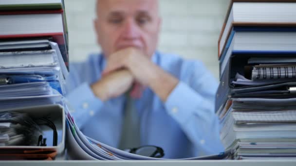 Empresário Imagem Borrada Pensando Pensivo Preocupado Perturbado Sala Escritório — Vídeo de Stock