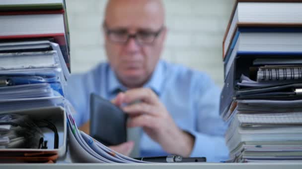 Beeld Wazig Met Zakenman Nemend Creditcards Uit Zijn Portemonnee — Stockvideo