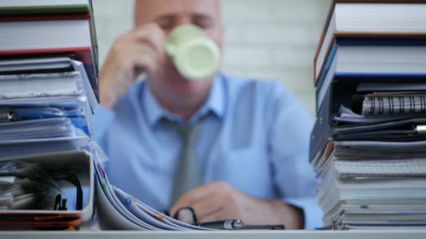 商人模糊形象在会计办公室喝一杯咖啡 — 图库视频影像
