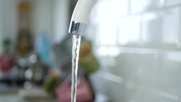 Mann Füllt Ein Glas Wasser Auf Der Spüle Der Küche — Stockvideo