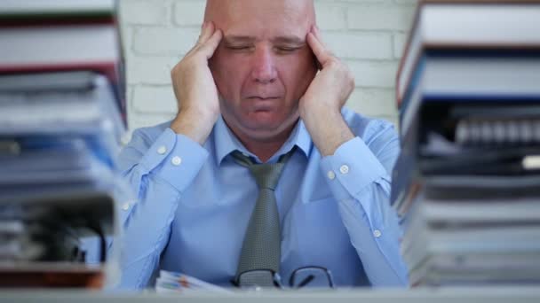 Pengusaha Ruang Arsip Akuntansi Menderita Sakit Kepala Besar — Stok Video