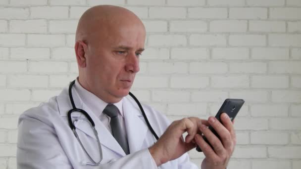 Serious Doctor Text Using Cell Phone Internet Connection — Stock Video
