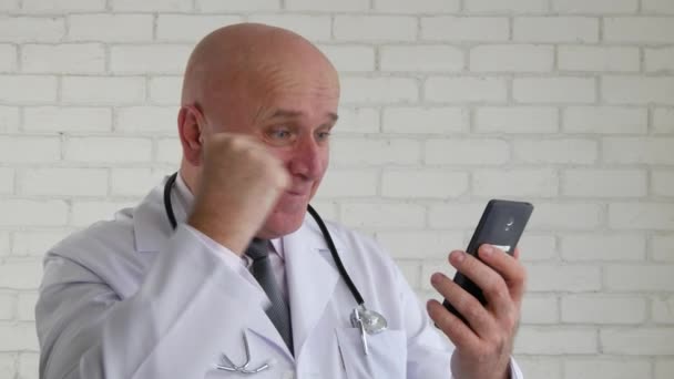 Médico Leer Texto Del Teléfono Móvil Hacer Gestos Mano Entusiastas — Vídeo de stock