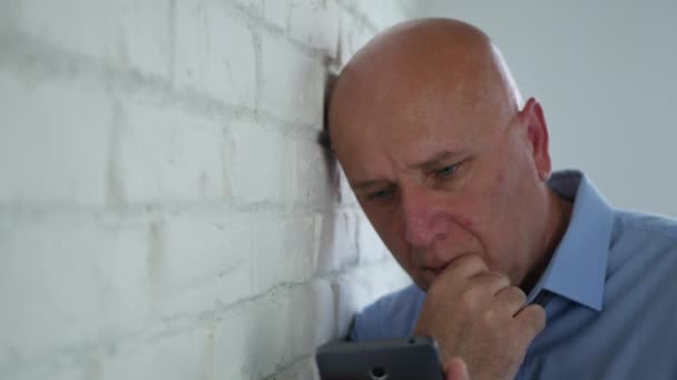 Trauriger Geschäftsmann Liest Schlechte Finanznachrichten Auf Handy — Stockvideo