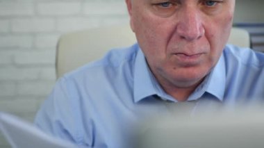 İşadamı Resepsiyon Office Laptop çalışma finansal belgeler önünde