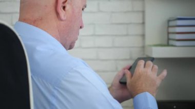 İşadamı Office Oda metin cep telefonu sandalye ile dengeleme