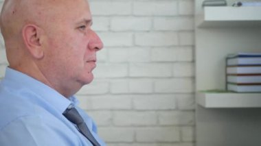 İşadamı Office odada sandalye kameraya gülümseyen ile döner