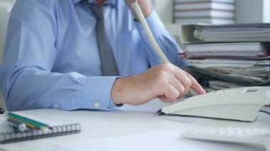 Telefon hattı kullanarak Office odasında işadamının telefon çağrısı yapma
