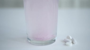 Bir bardak su ile çözünmüş efervesan hap