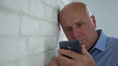 Cep telefonu kötü haberleri okuduktan sonra ofiste hayal kırıklığına işadamı görüntüsü