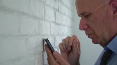 İşadamı görüntü cep telefonu finansal kötü haberleri okuduktan sonra üzgün