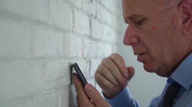 Cep telefonu kötü haberleri okuduktan sonra ofiste hayal kırıklığına işadamı görüntüsü