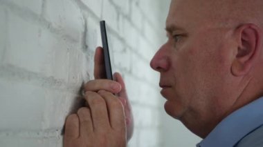 Hayal kırıklığına işadamı görüntü cep telefonuyla bir metni okuduktan sonra