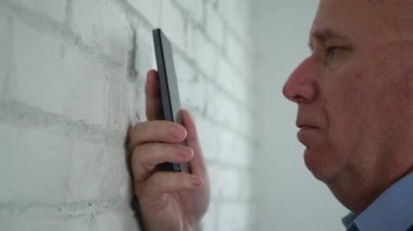 Hayal kırıklığına işadamı görüntü cep telefonuyla bir metni okuduktan sonra