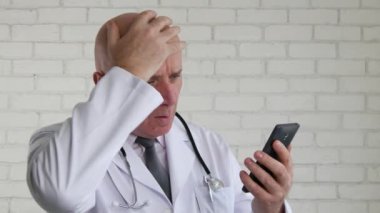 Ciddi Doktor cep telefonu okunur kötü haber ve olun gergin el hareketleri kullanarak