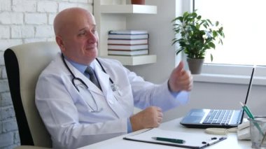 Doktor iç hastane Office kendinden emin gülümse ve iyi bir iş işareti başparmak makyaj