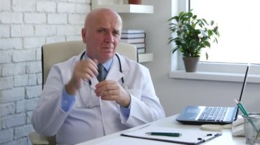 Doktor olumsuzlama el yapımı dolabında bir Hayır parmak işaret jestleri