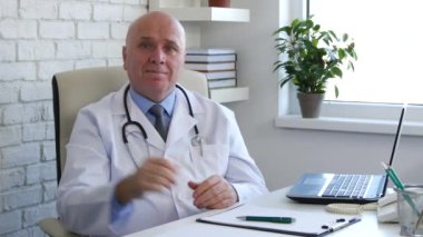 Hastane ofisinden coşkulu Merhaba el hareketleri yapma Doktor tanıtım