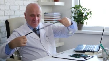 Doktor Program çalışmaya başlamak onun stetoskop koymak ve ofis dizüstü bilgisayar kullanmak