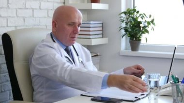 Susuz doktor hastane Office odasında bilgisayar içecek temiz su ile çalışma