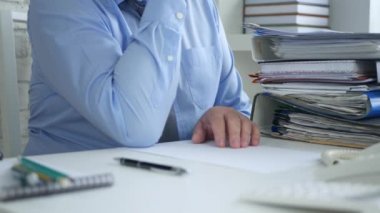 Düşünme ve masanın üzerine parmağınızla işaret Office dalgın işadamı