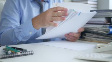 İş adamı alıp sözleşmeleri belgeler Office odasında kağıt dosyaları düzenleme