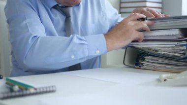 İşadamı Office odasında sayma dosyaları ve belgeleri bir kağıt üzerinde yazılı