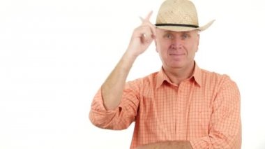 Çiftçi gülümseme ve selam şapkasını kullanarak bir el hareketleri ile